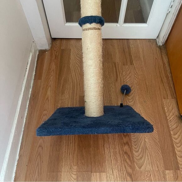 Amazon Basics 34“ Navy & Beige Tall Cat Scratching Post - Picture 6 of 15